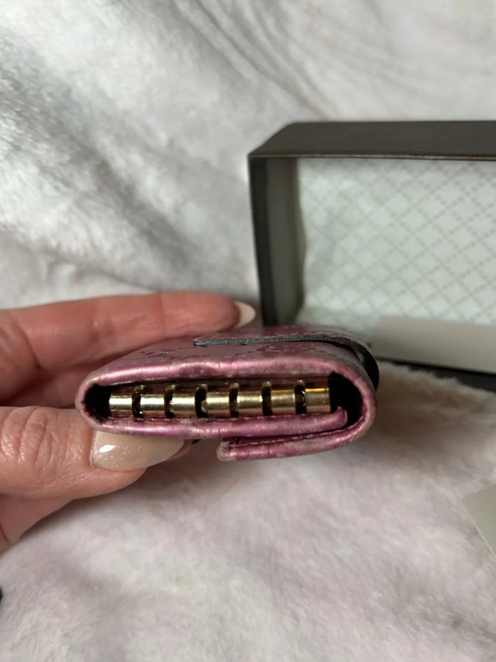 396.  Gucci “Loving Heart” Guccissima embossed leather key holder - Picture 5 of 10